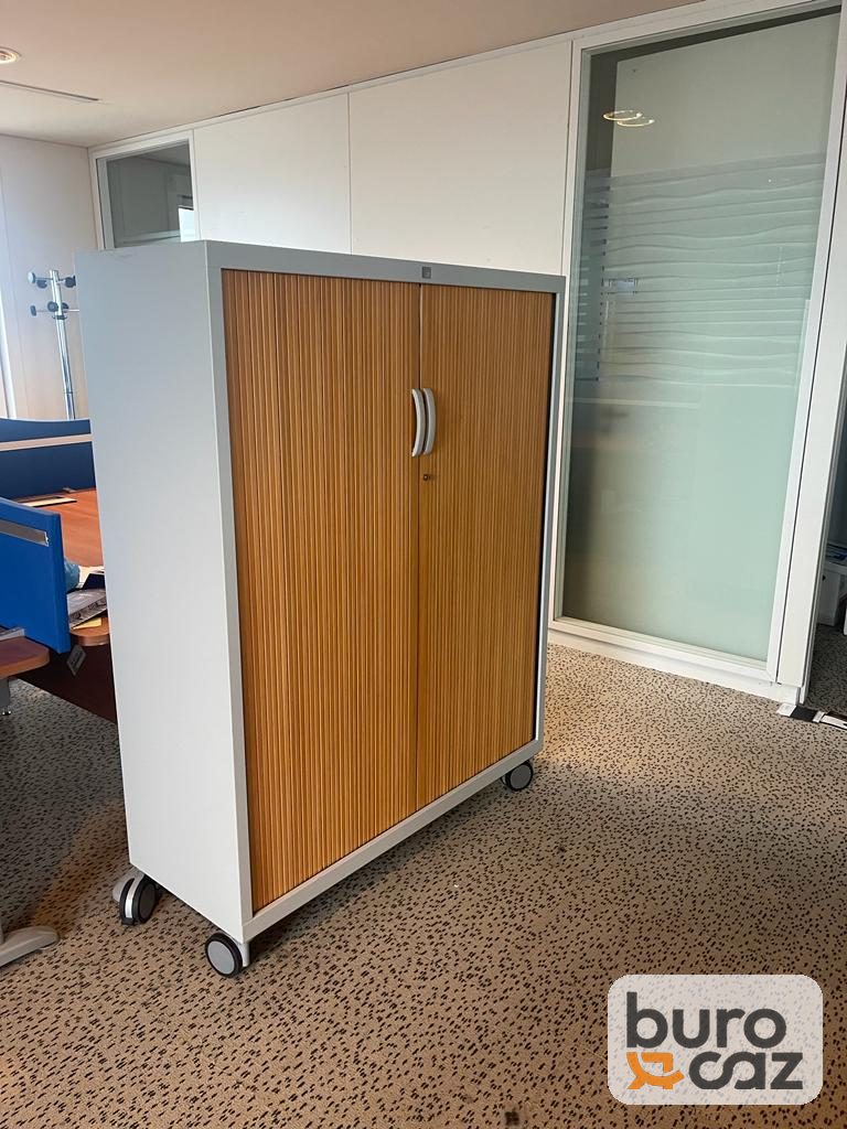 Armoire mi-haute à rideaux finition merisier sur roulettes — photo 2