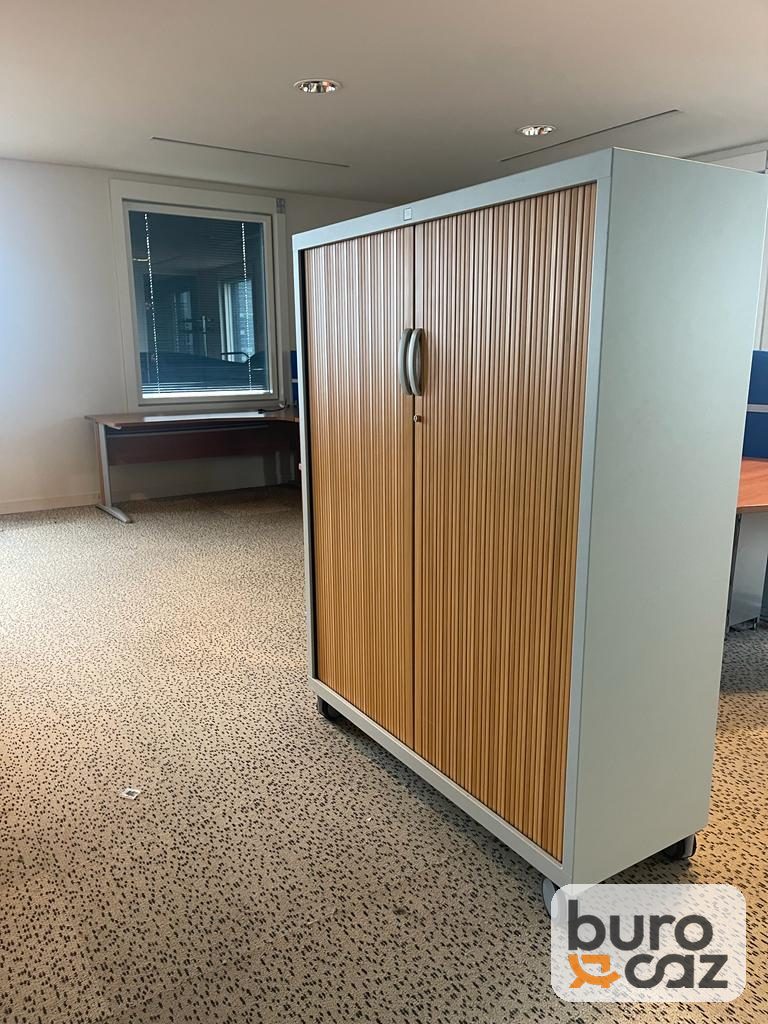 Armoire mi-haute à rideaux finition merisier sur roulettes — photo 3