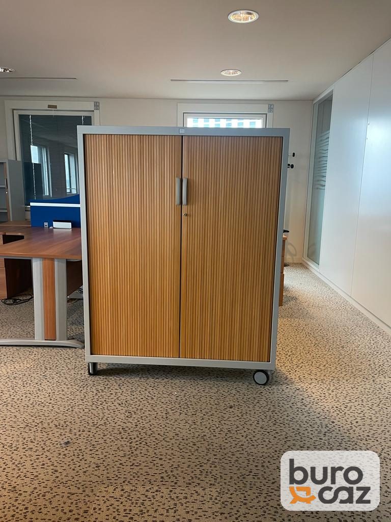 Armoire mi-haute à rideaux finition merisier sur roulettes — photo 4