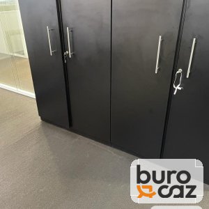 Armoire mi-haute noire à portes battantes