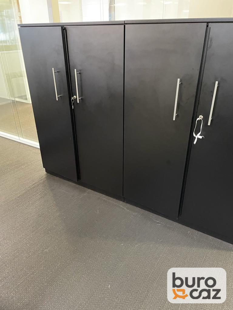 Armoire mi-haute noire à portes battantes