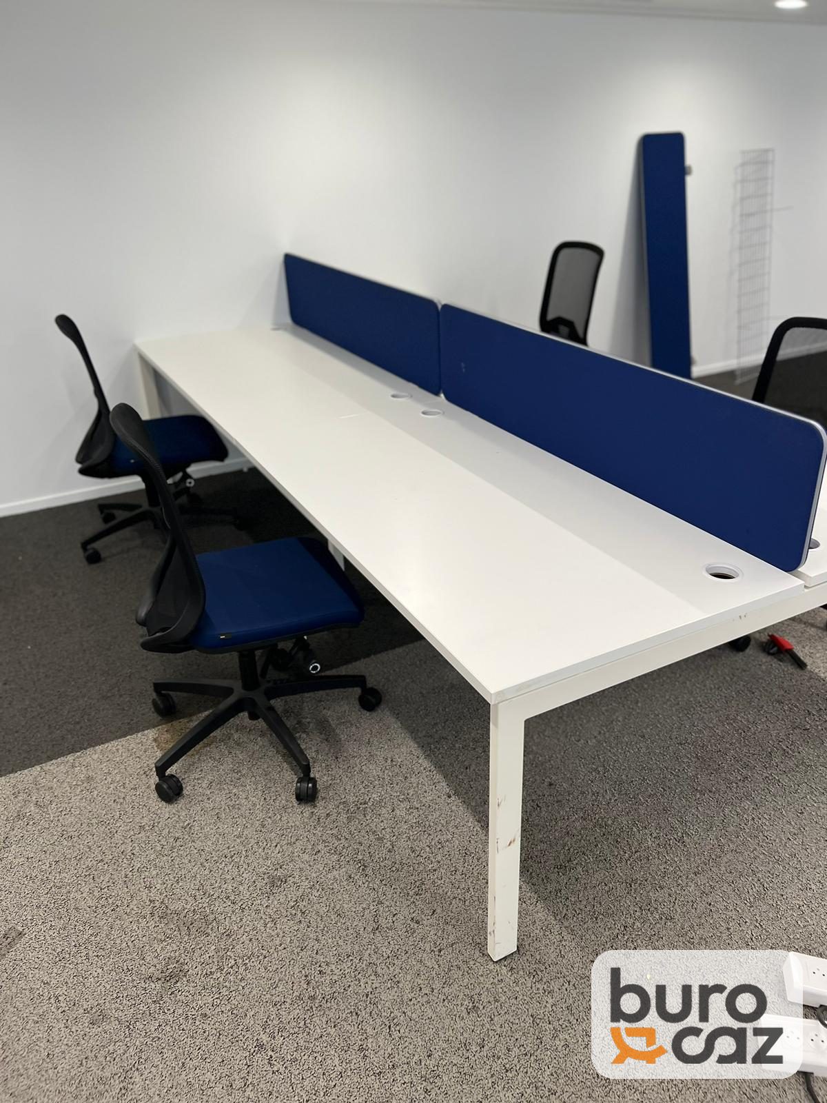 Bench 4 postes blanc avec séparateurs bleus
