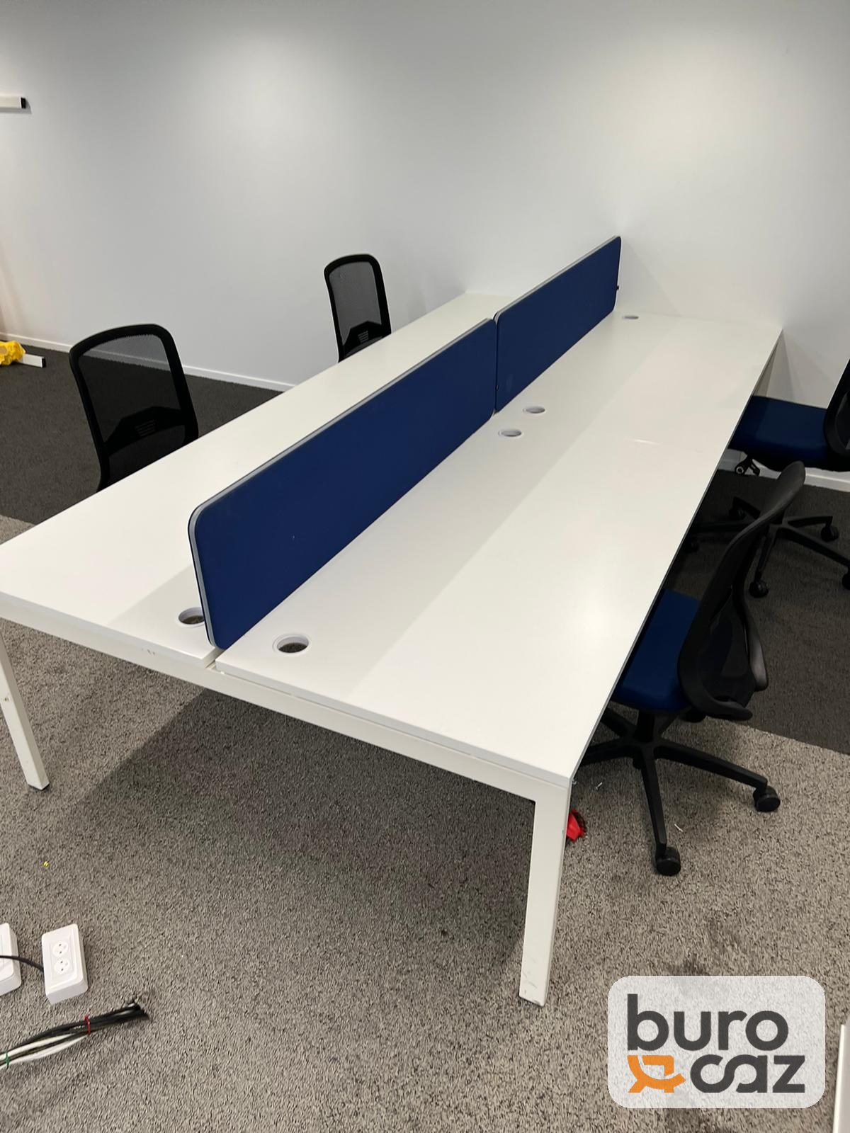 Bench 4 postes blanc avec séparateurs bleus — photo 4