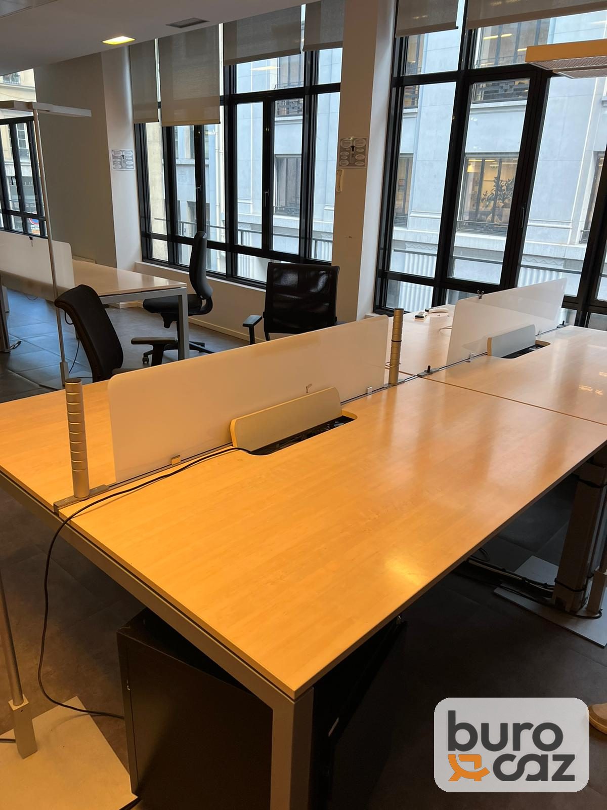 Bench 4 postes bois avec écrans de séparation — photo 2