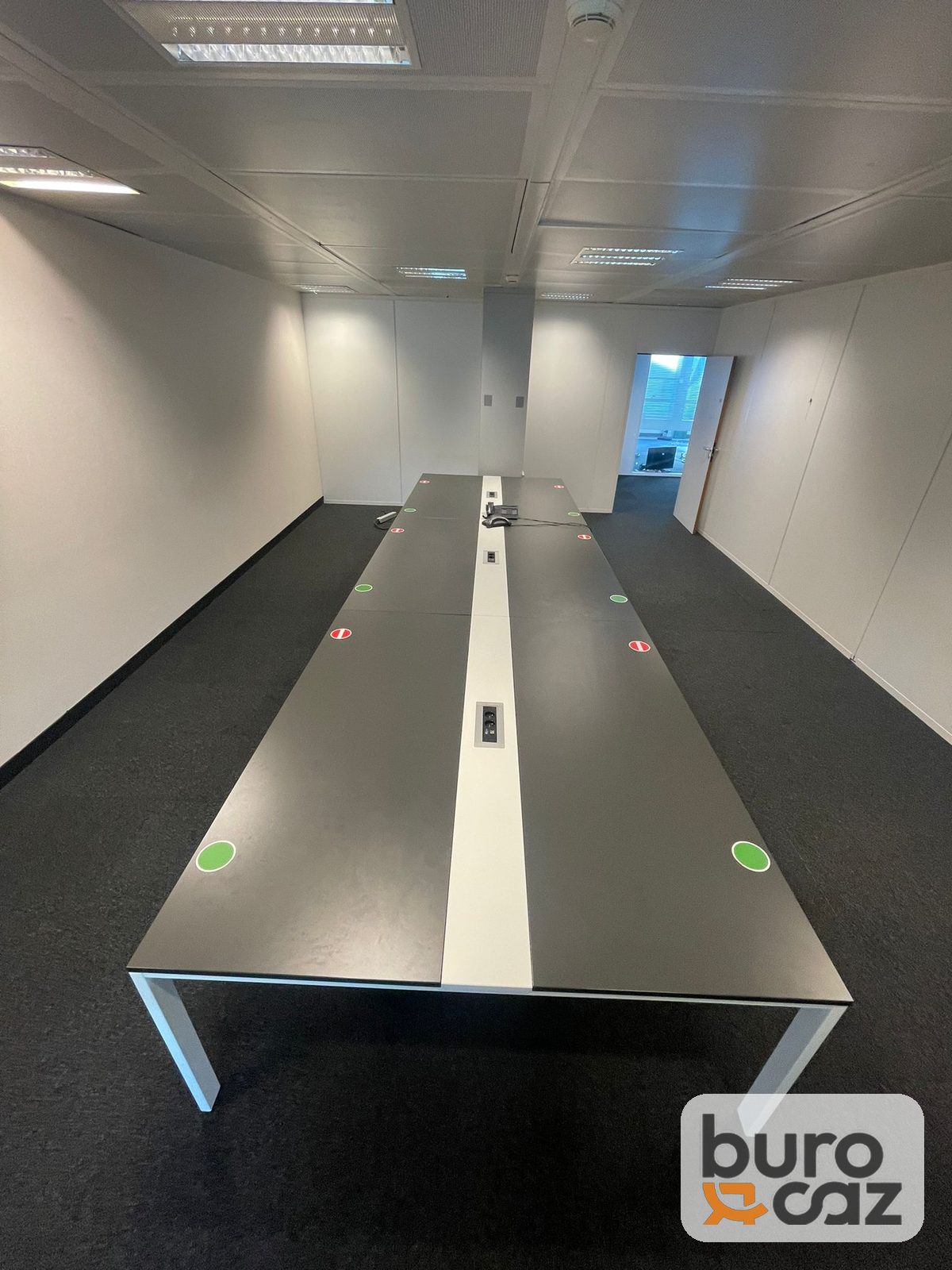 Bench 6 postes plateau anthracite avec goulotte centrale blanche