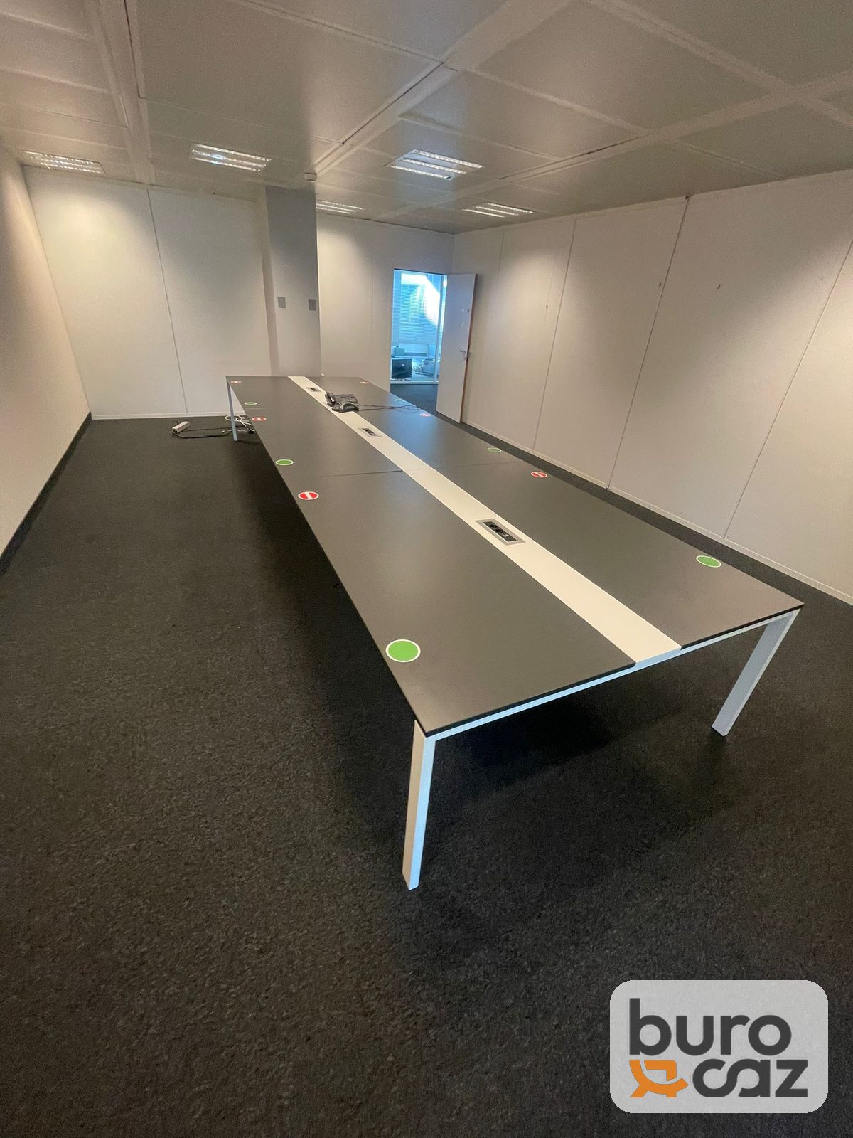 Bench 6 postes plateau anthracite avec goulotte centrale blanche — photo 2
