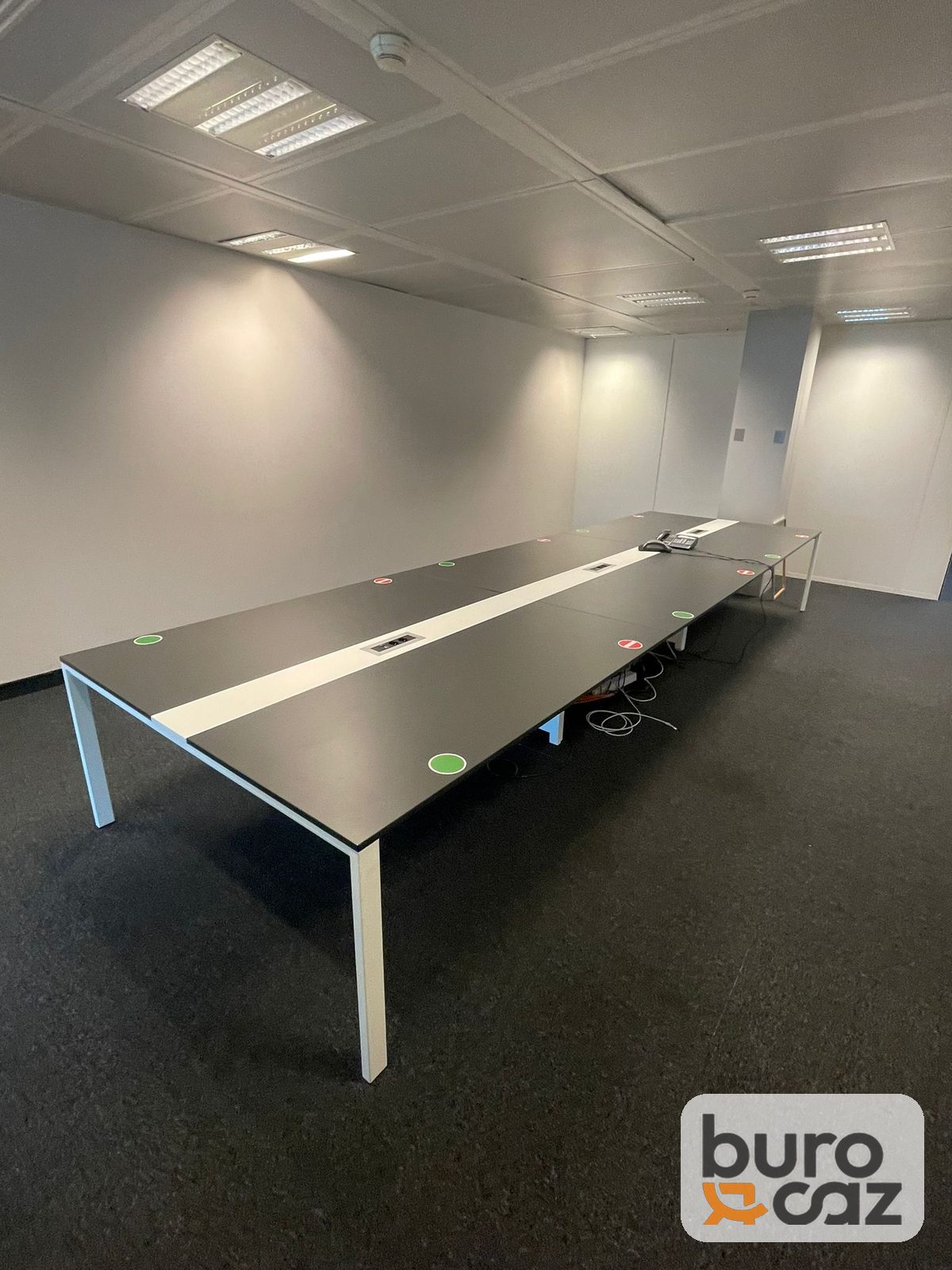 Bench 6 postes plateau anthracite avec goulotte centrale blanche — photo 3