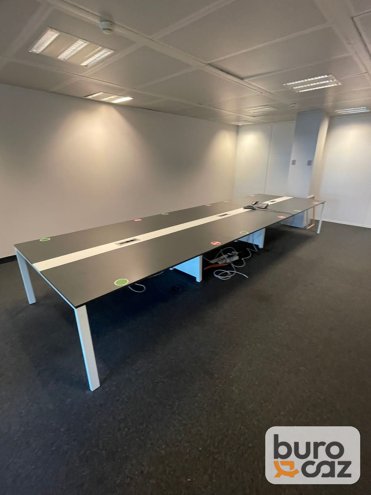 Bench 6 postes plateau anthracite avec goulotte centrale blanche — photo 4