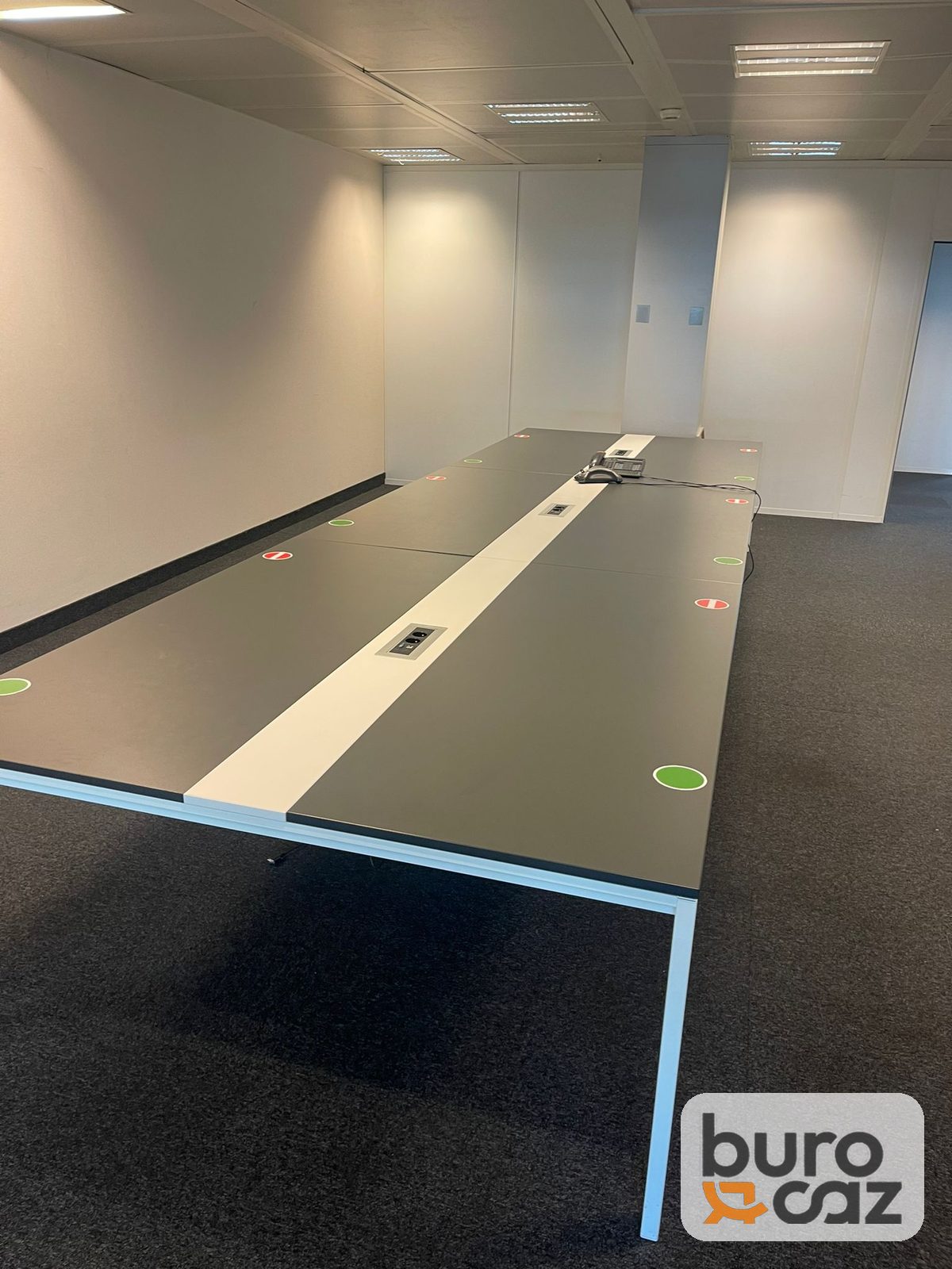 Bench 6 postes plateau anthracite avec goulotte centrale blanche — photo 5