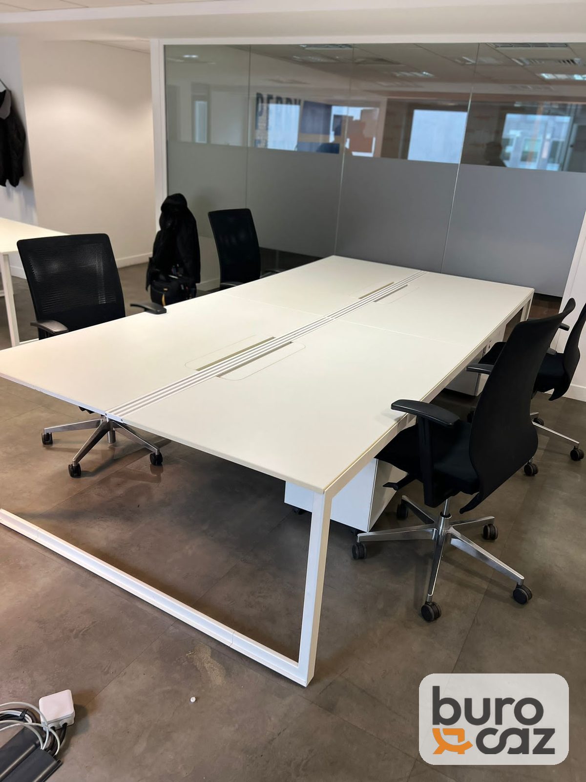 Bench blanc piètement cadre avec goulotte centrale — photo 4