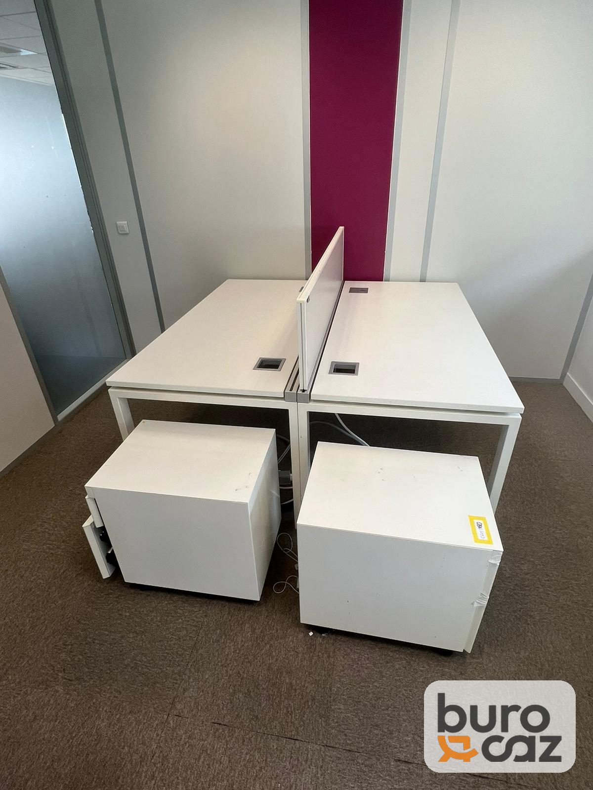 Bench bureau face à face blanc avec écran séparateur — photo 4