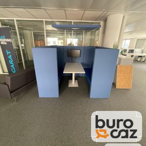 Box de réunion acoustique bleu avec table et écran