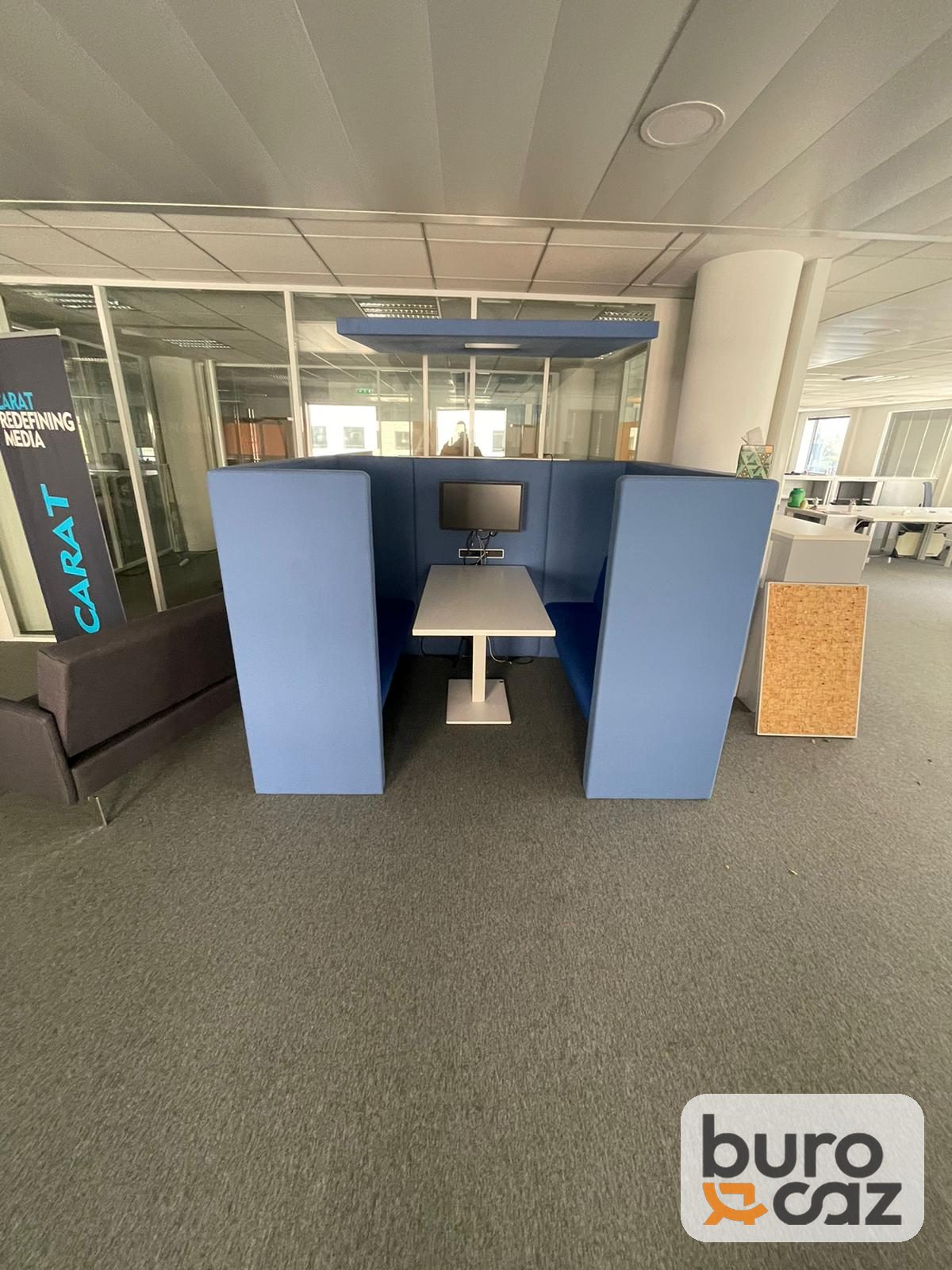 Box de réunion acoustique bleu avec table et écran