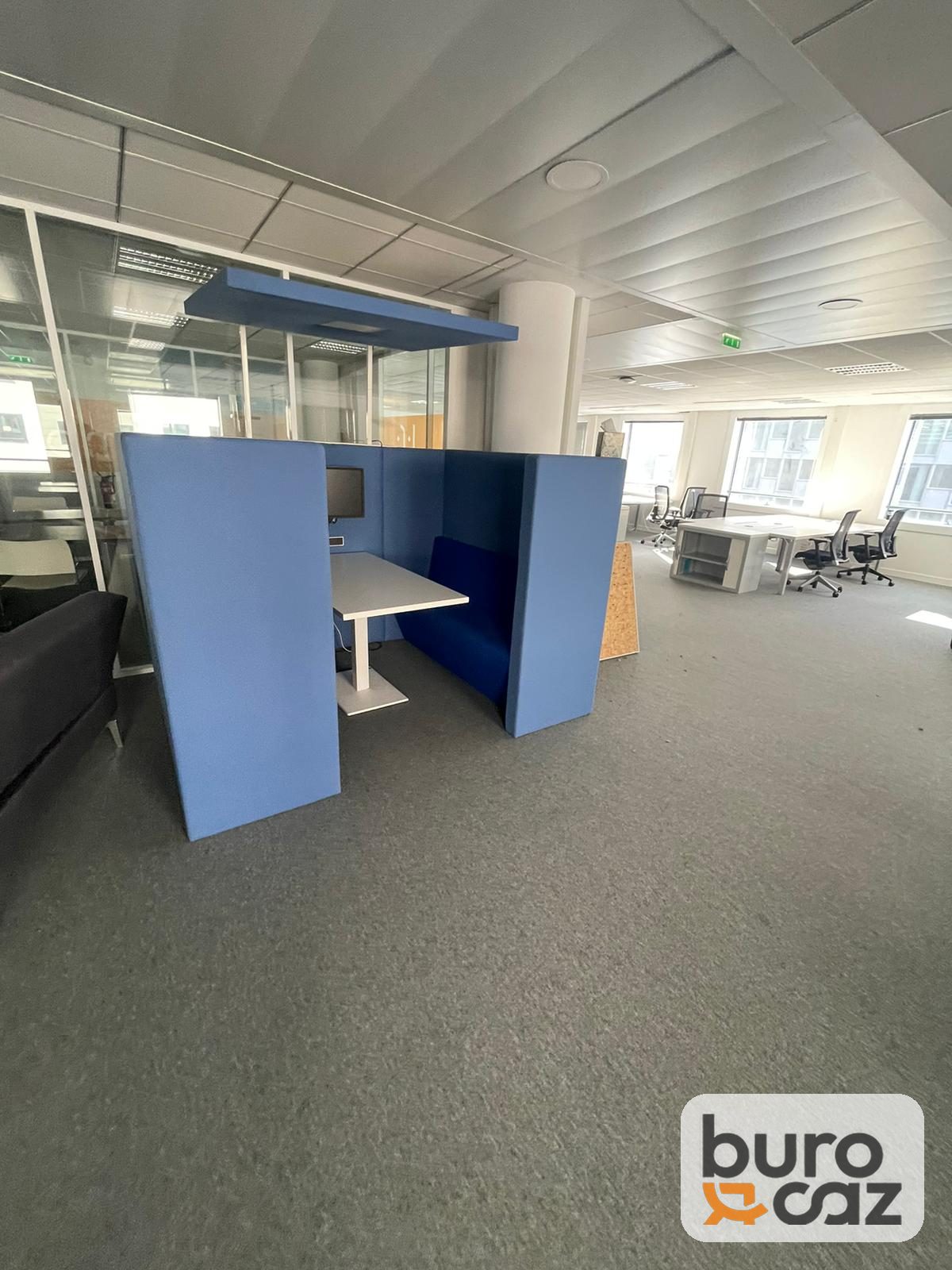 Box de réunion acoustique bleu avec table et écran — photo 2