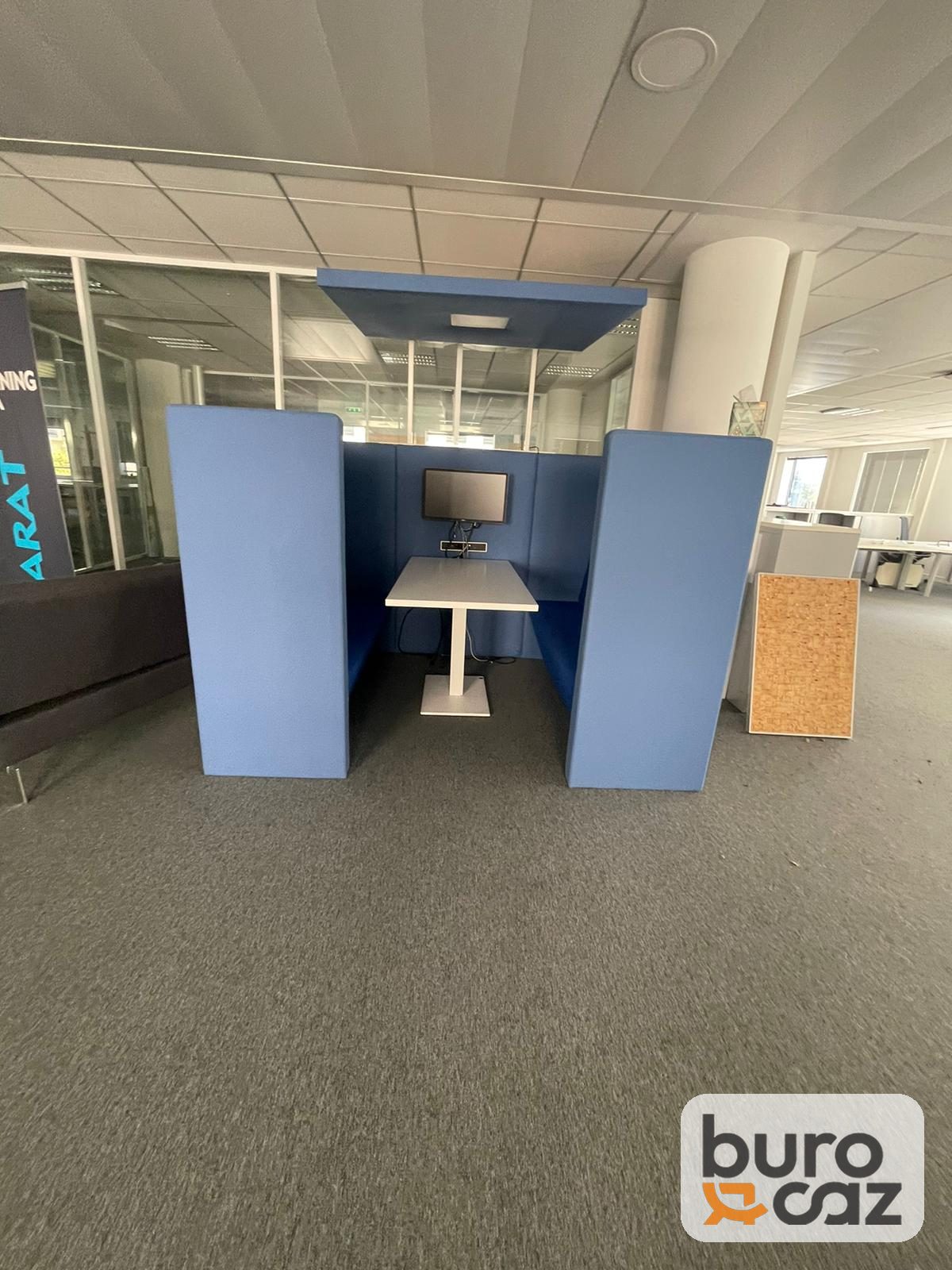 Box de réunion acoustique bleu avec table et écran — photo 3