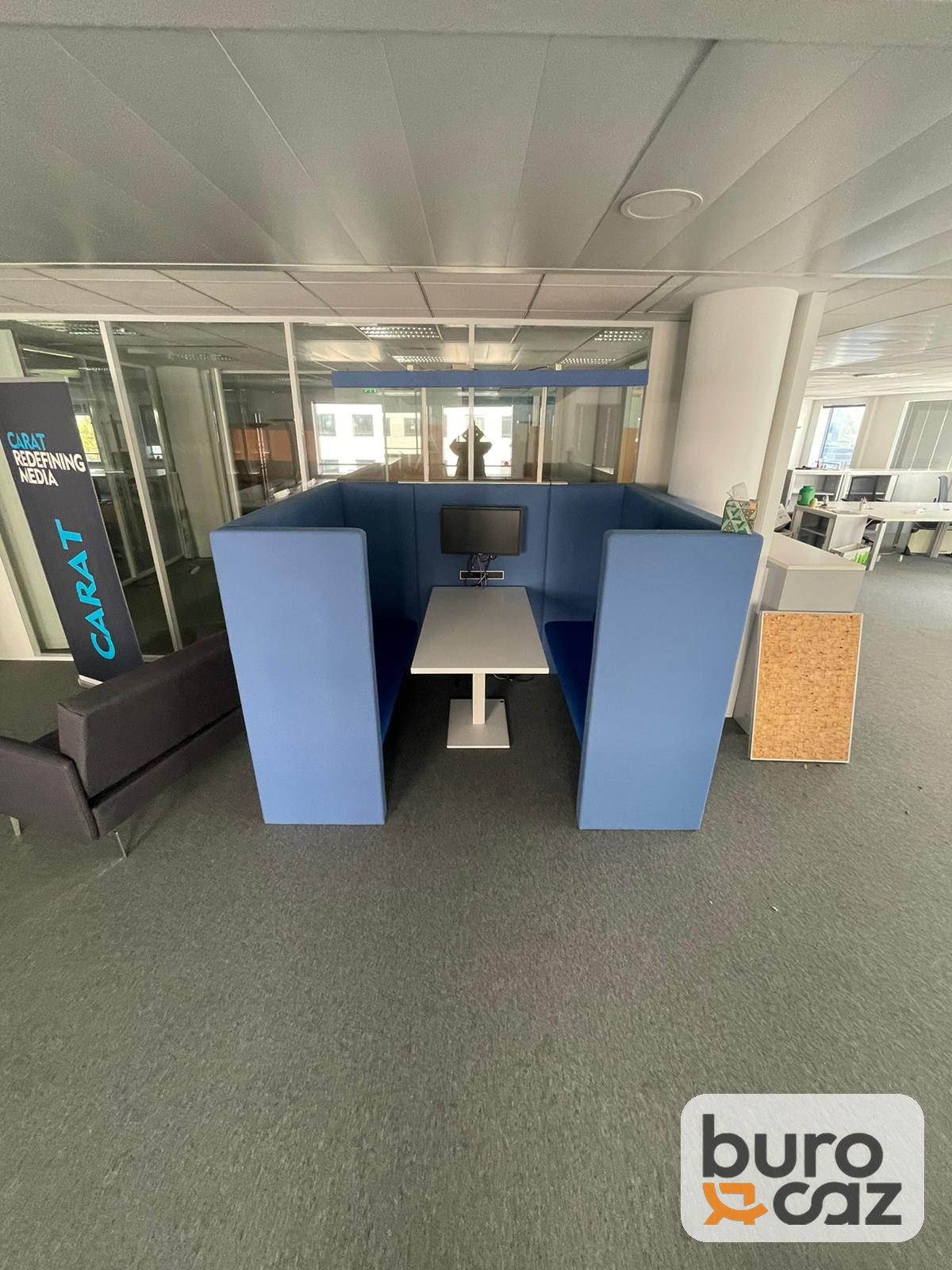 Box de réunion acoustique bleu avec table et écran — photo 4