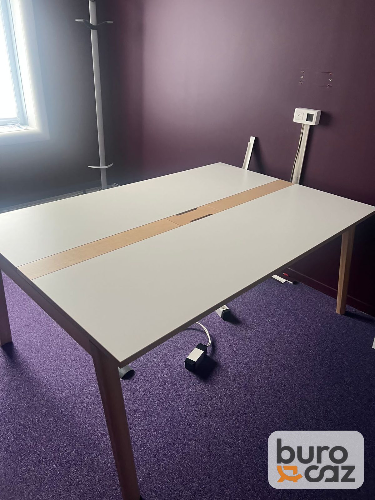 Bureau bench 2 postes blanc bande chêne piètement bois — photo 3