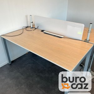 Bureau bench 2 postes bois avec écran blanc et colonne électrique