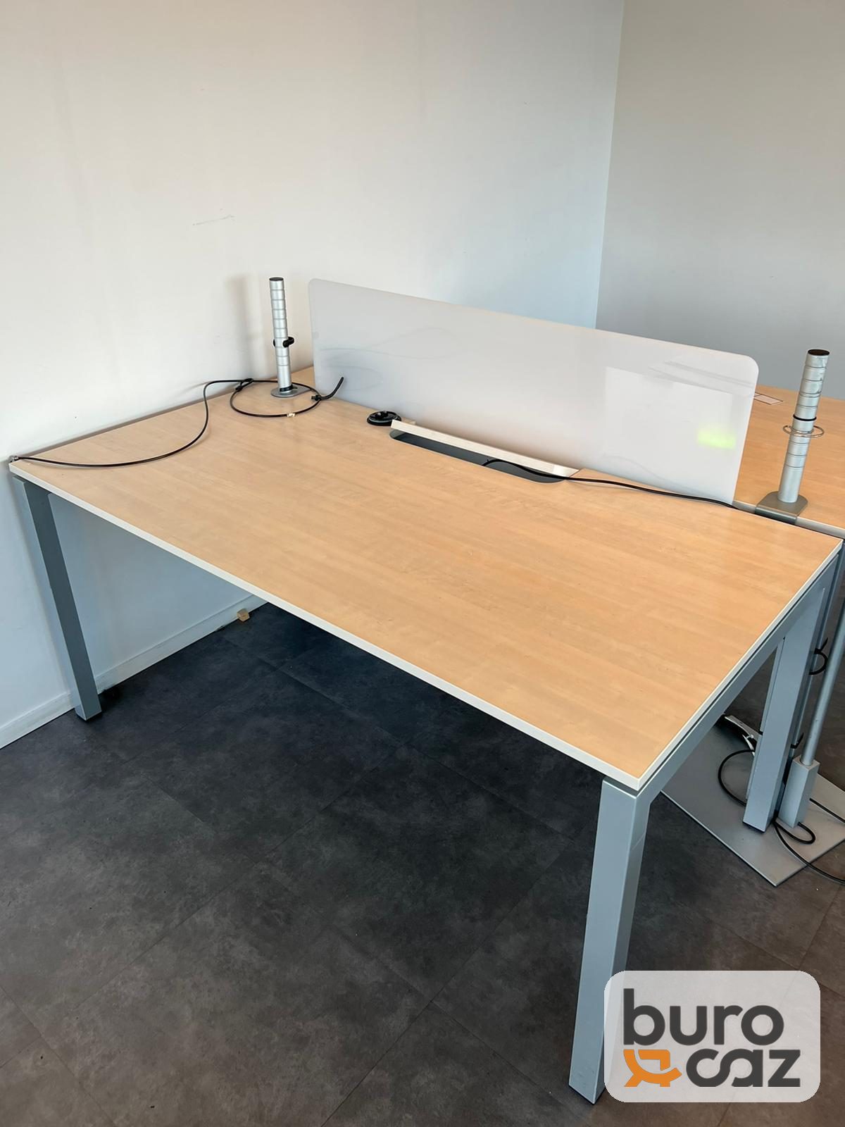 Bureau bench 2 postes bois avec écran blanc et colonne électrique