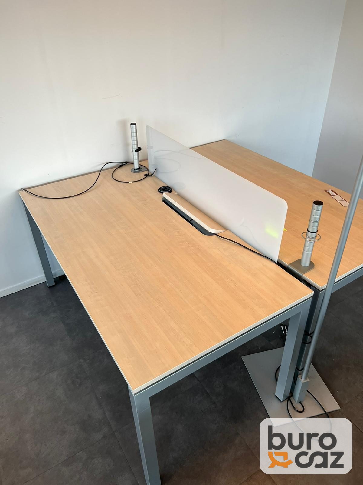 Bureau bench 2 postes bois avec écran blanc et colonne électrique — photo 2