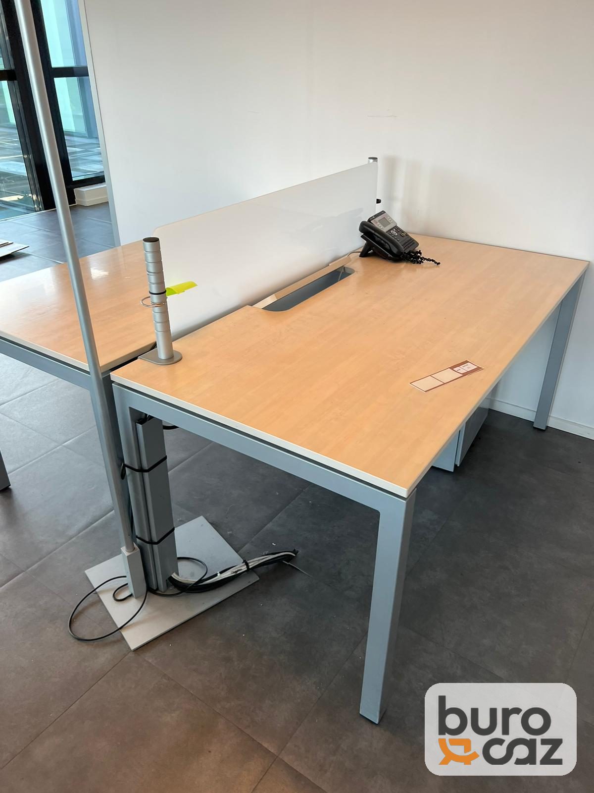 Bureau bench 2 postes bois avec écran blanc et colonne électrique — photo 3