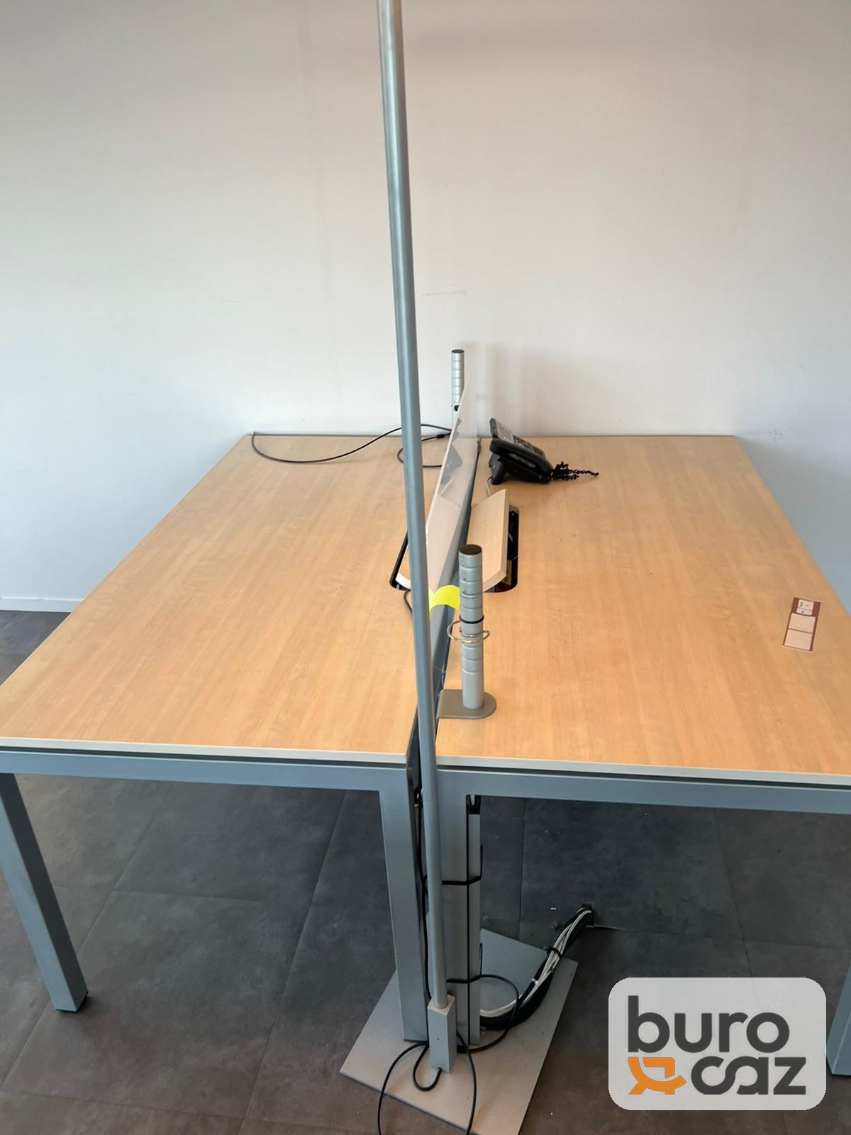 Bureau bench 2 postes bois avec écran blanc et colonne électrique — photo 4