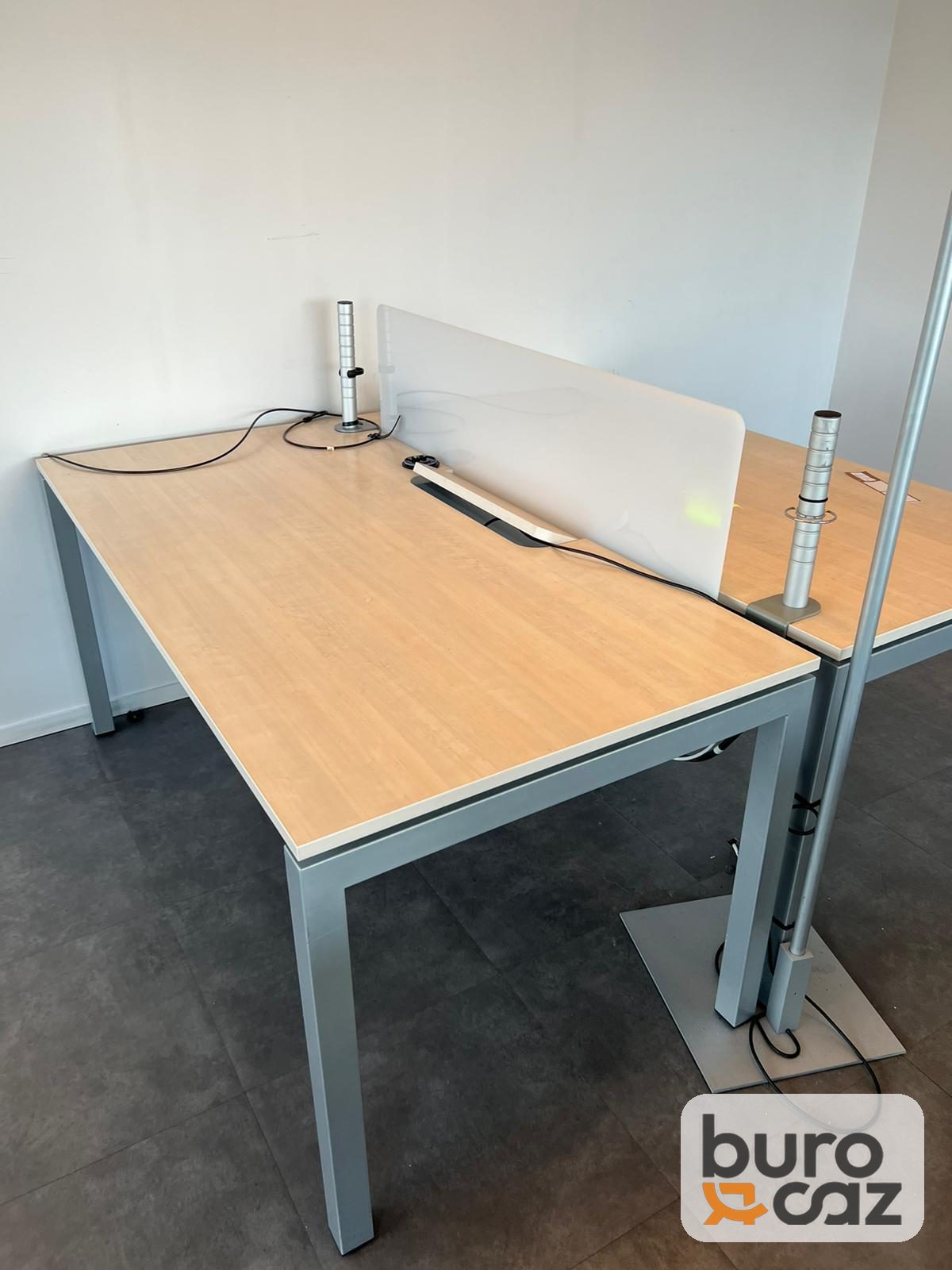 Bureau bench 2 postes bois avec écran blanc et colonne électrique — photo 5