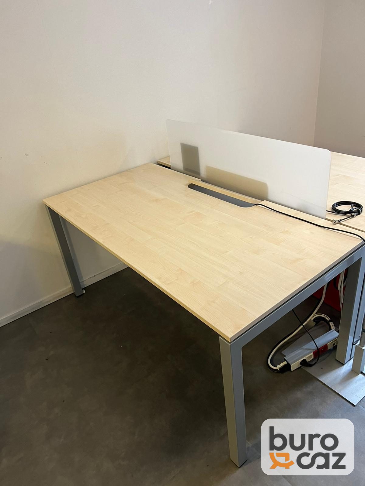 Bureau bench 2 postes bois clair avec écrans blancs