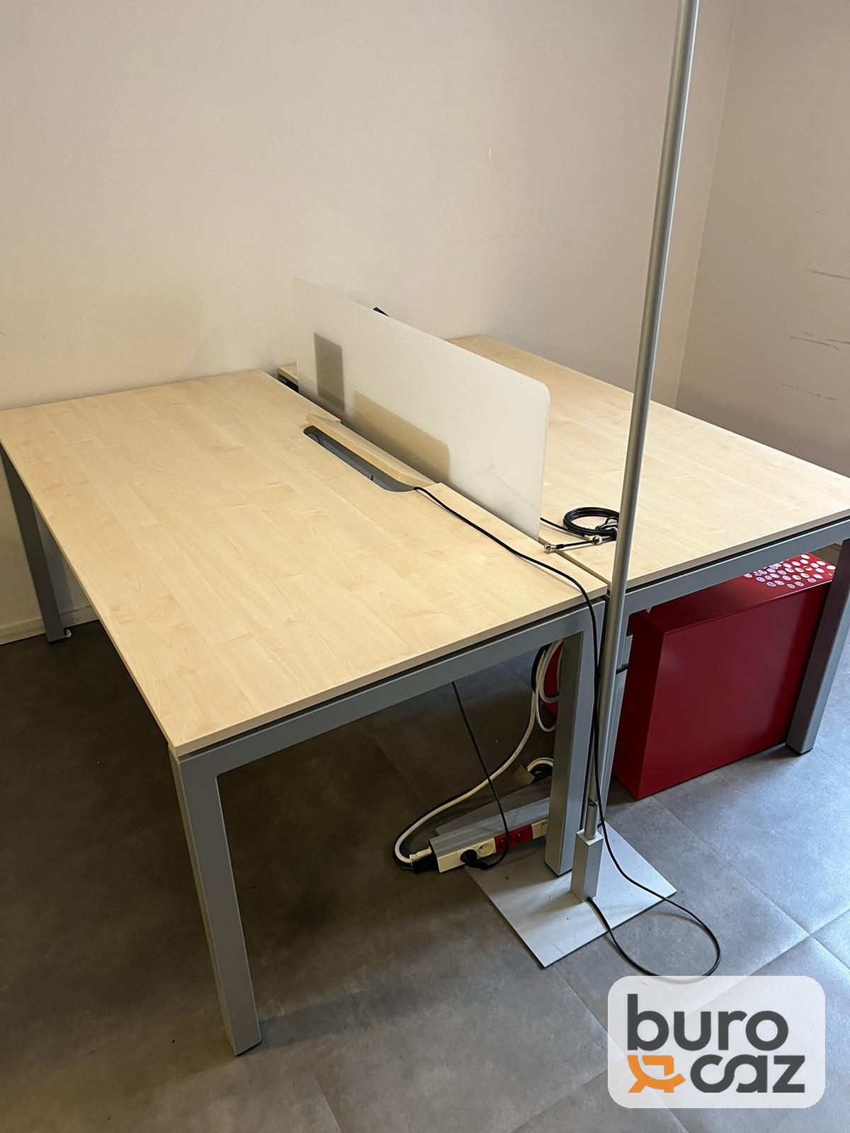 Bureau bench 2 postes bois clair avec écrans blancs — photo 10
