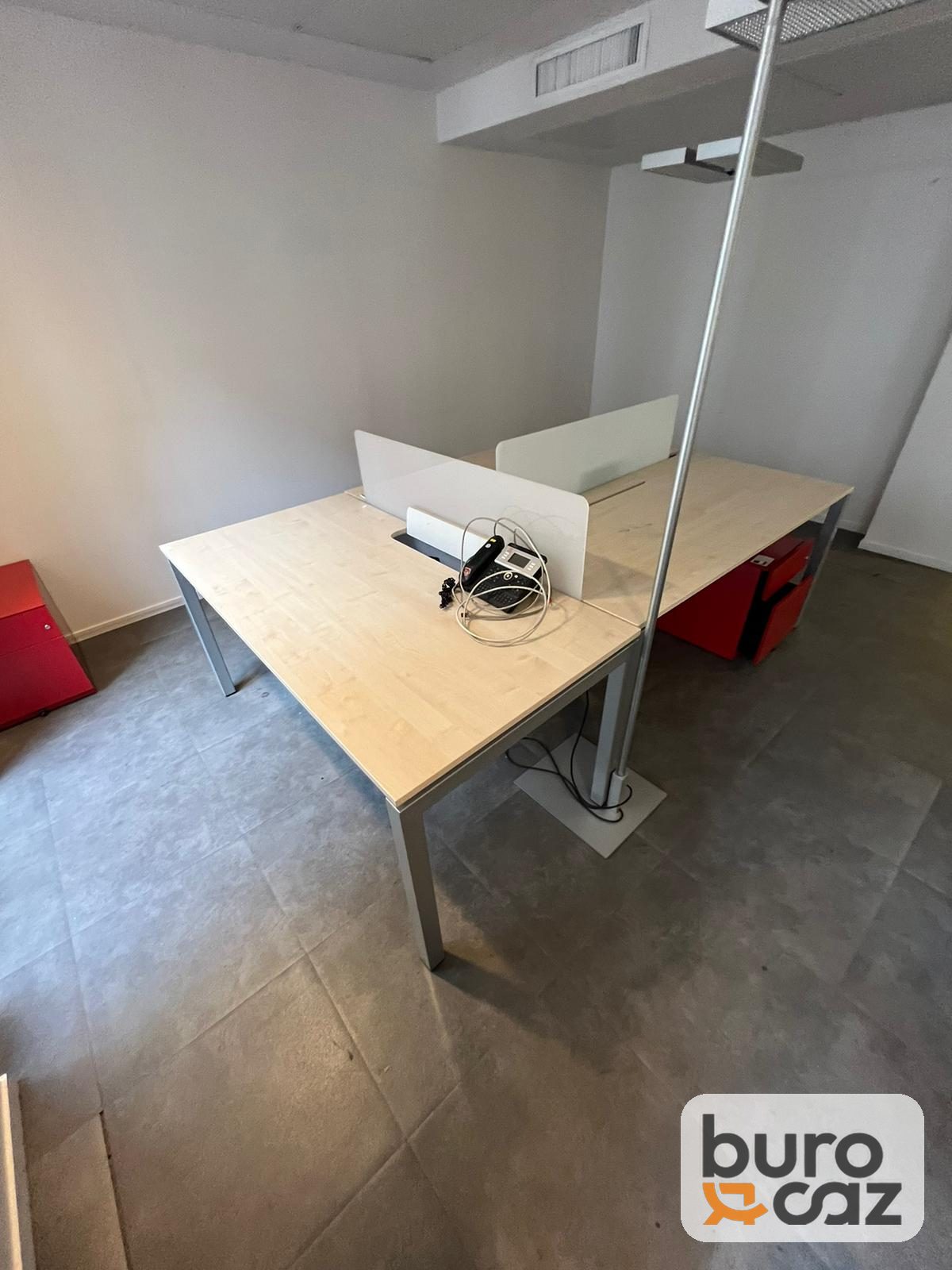 Bureau bench 2 postes bois clair avec écrans blancs — photo 2