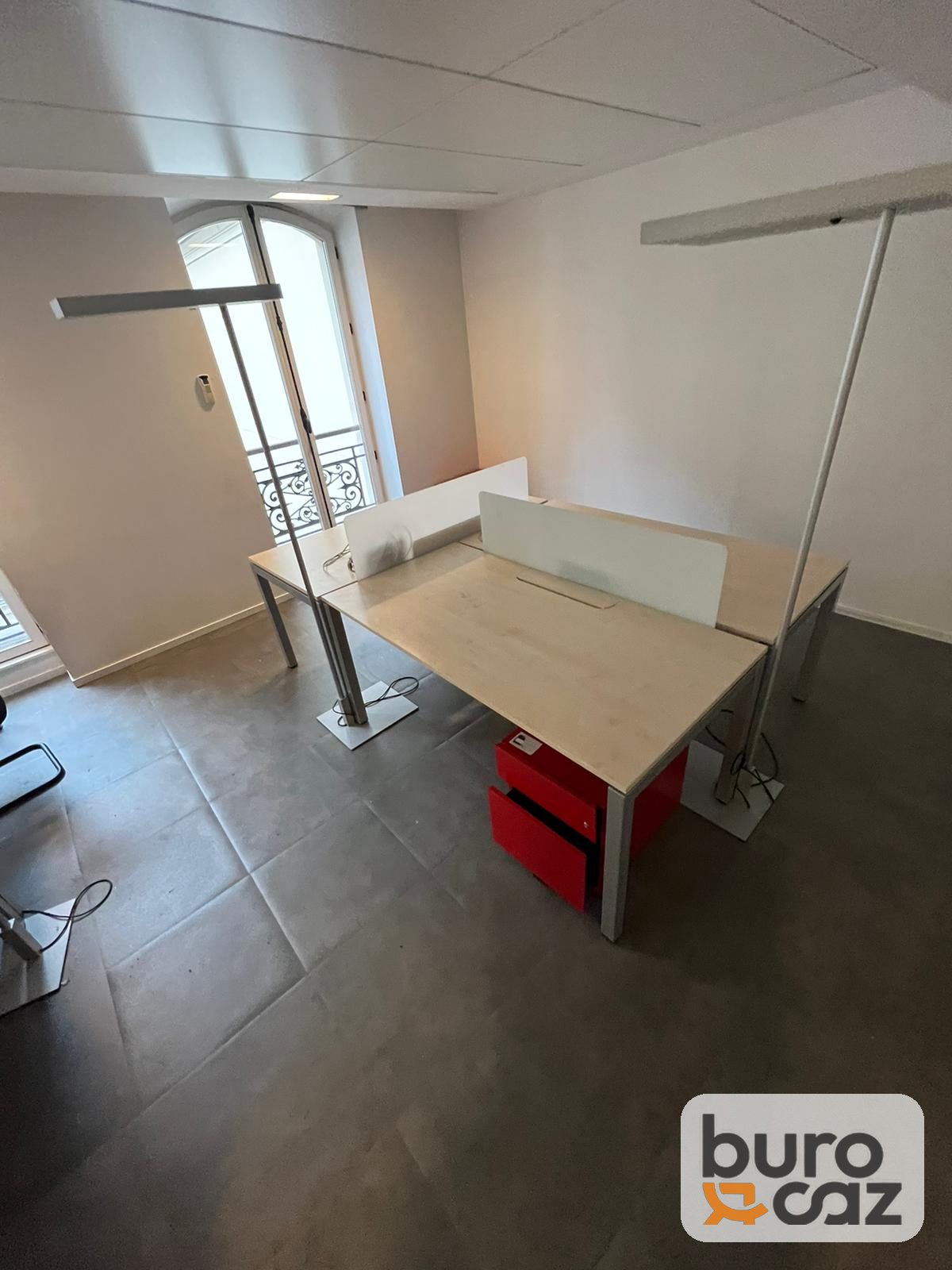 Bureau bench 2 postes bois clair avec écrans blancs — photo 3