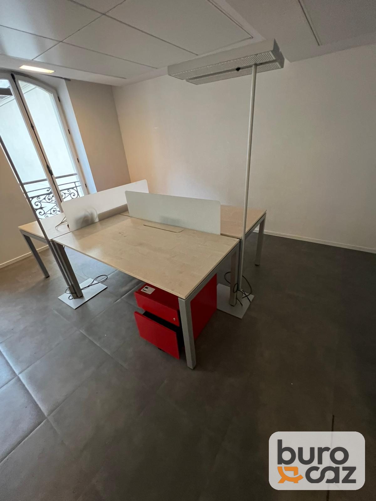 Bureau bench 2 postes bois clair avec écrans blancs — photo 4