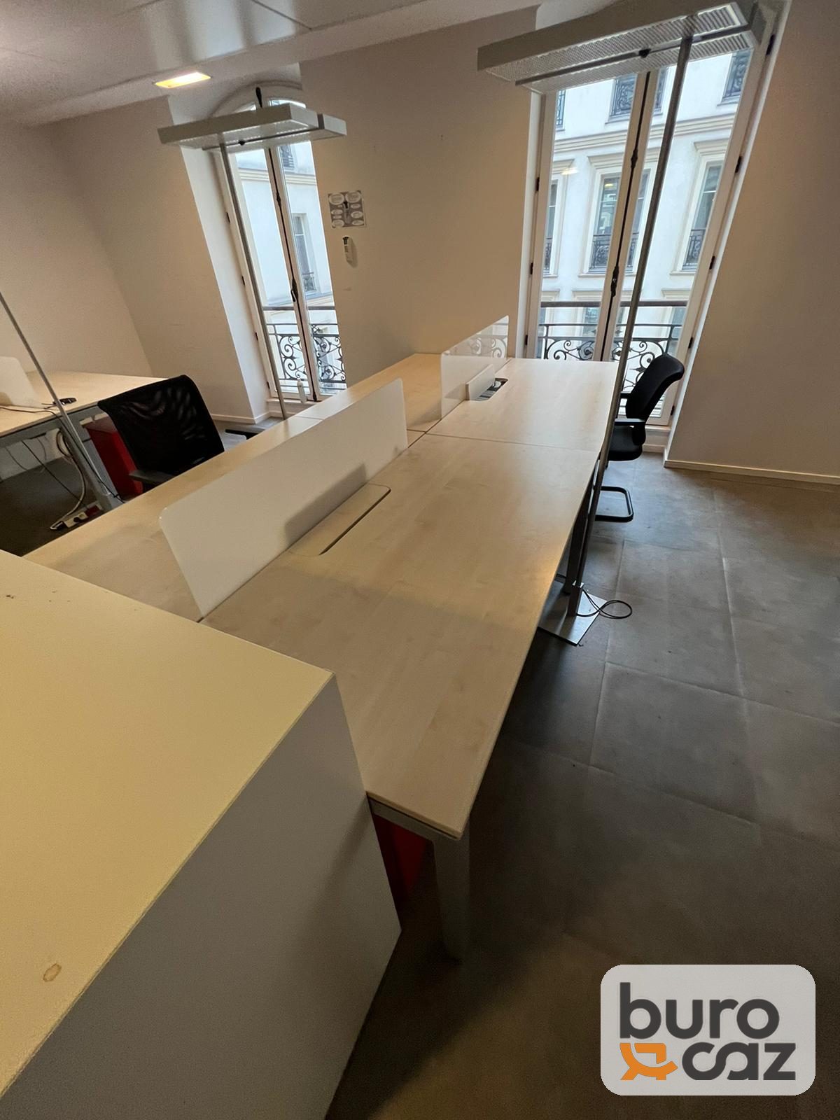 Bureau bench 2 postes bois clair avec écrans blancs — photo 5