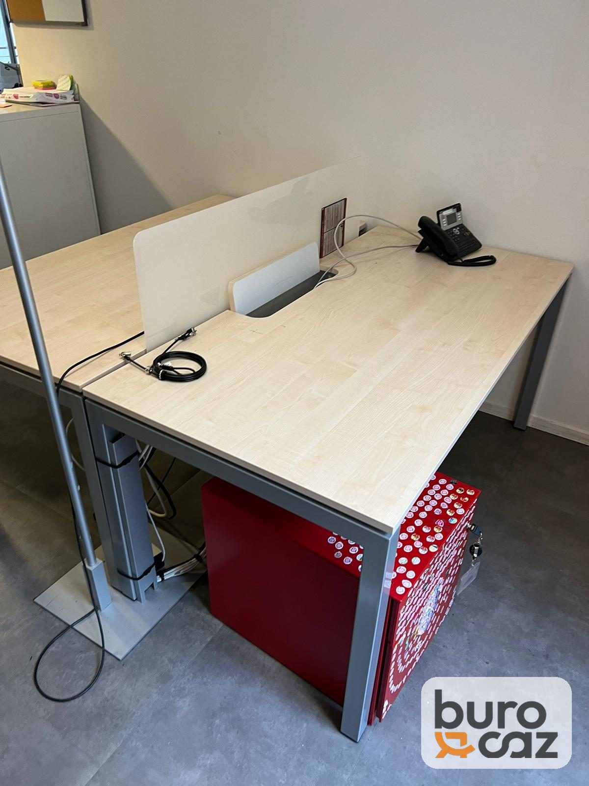 Bureau bench 2 postes bois clair avec écrans blancs — photo 6