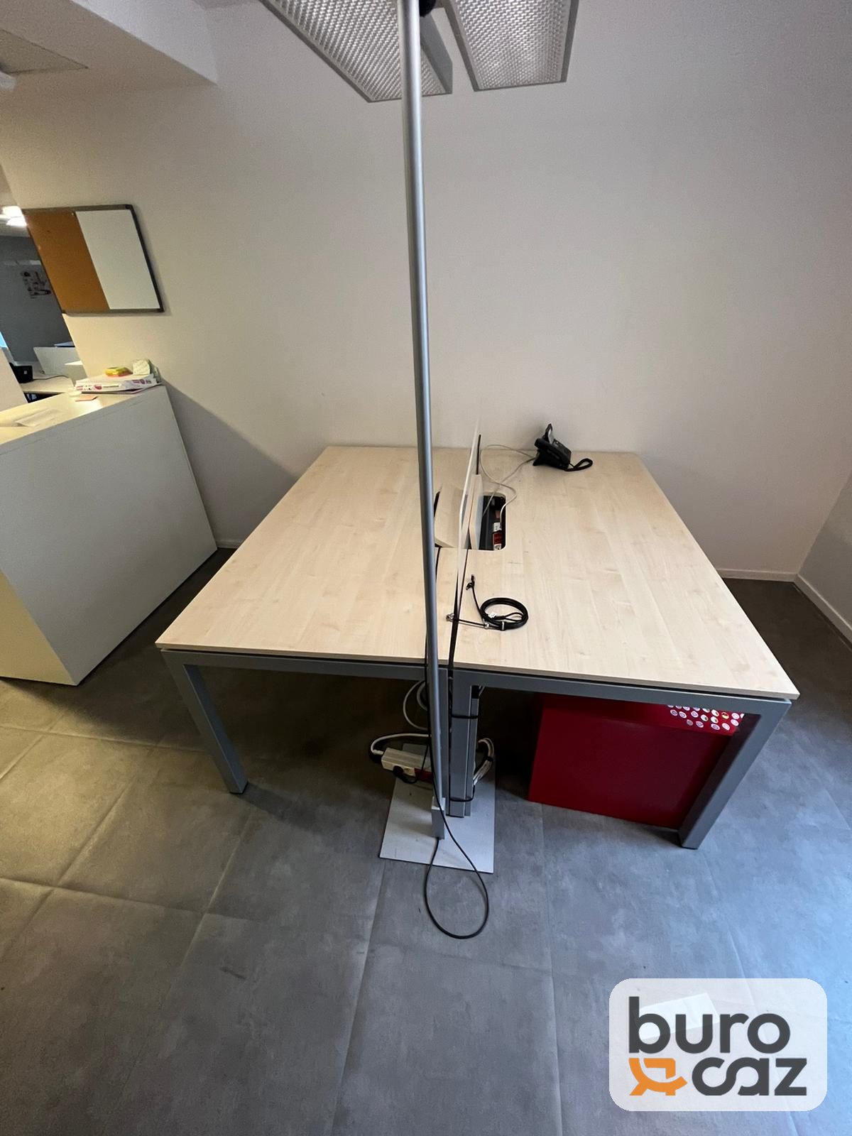 Bureau bench 2 postes bois clair avec écrans blancs — photo 7