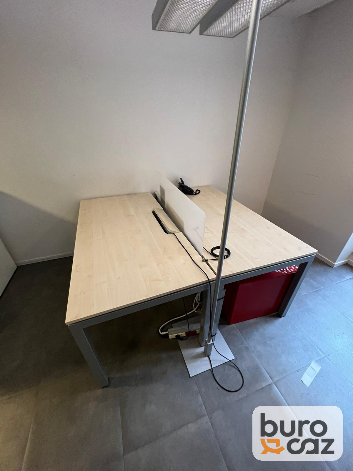 Bureau bench 2 postes bois clair avec écrans blancs — photo 8