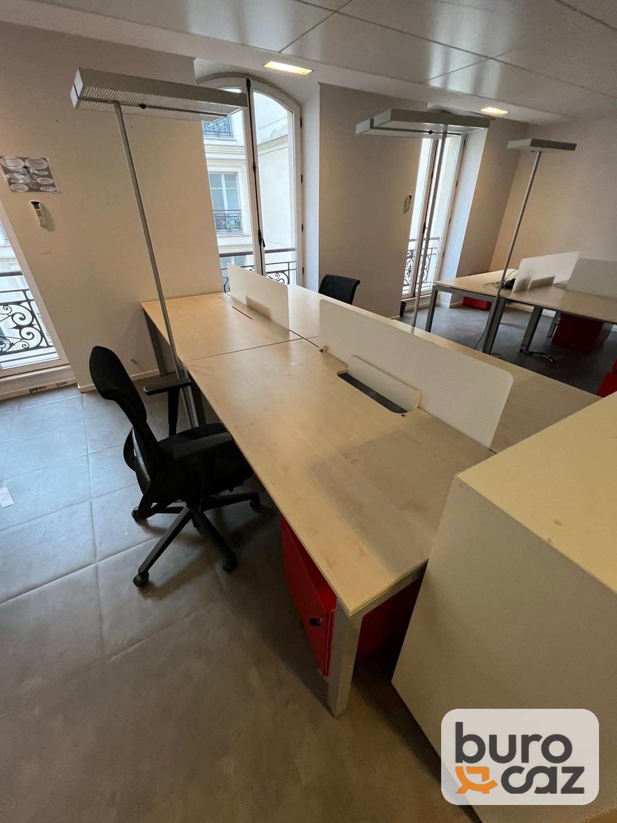 Bureau bench 2 postes bois clair avec écrans blancs — photo 9