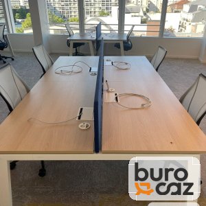 Bureau bench 2 postes face à face bois clair avec séparateur bleu