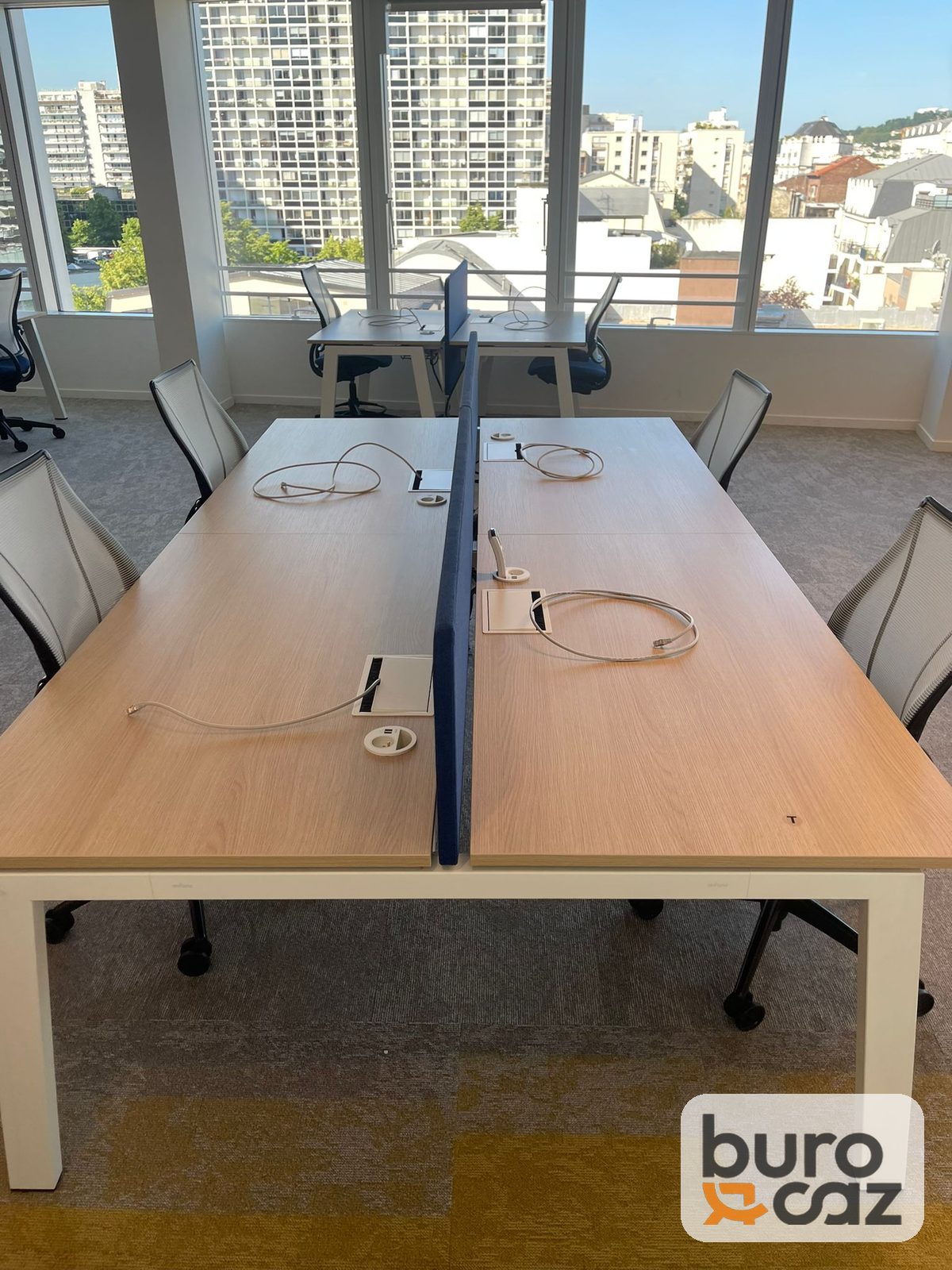 Bureau bench 2 postes face à face bois clair avec séparateur bleu