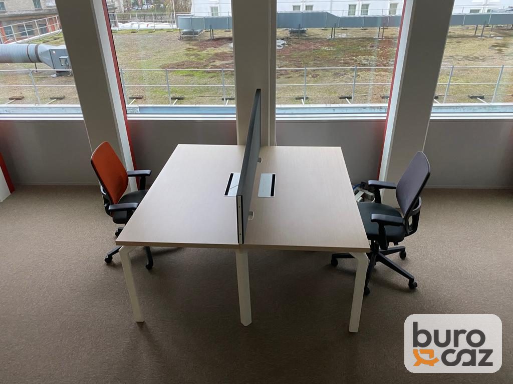 Bureau bench 2 postes face à face plateau chêne clair avec écran séparateur