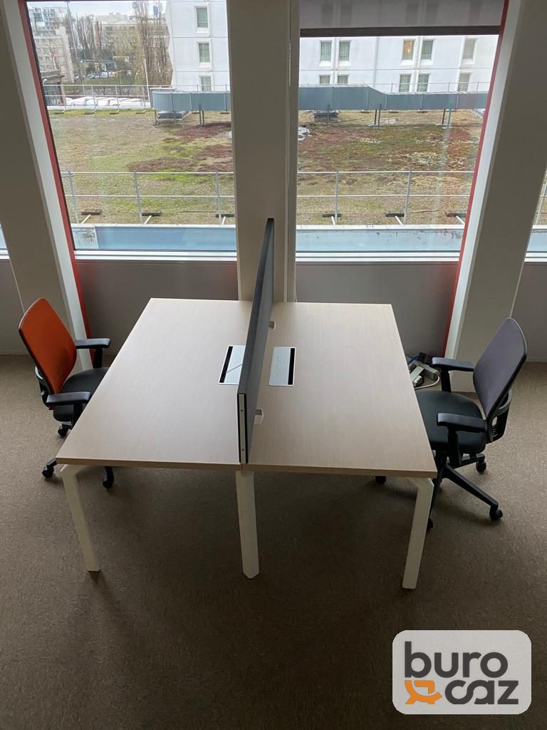 Bureau bench 2 postes face à face plateau chêne clair avec écran séparateur — photo 10