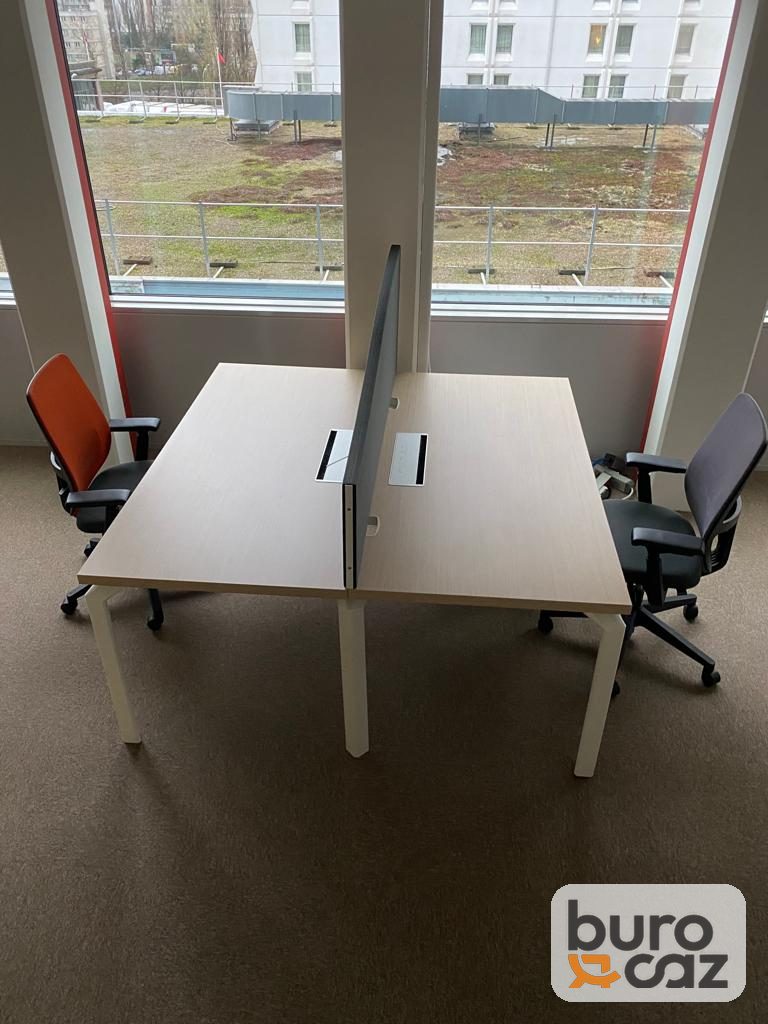 Bureau bench 2 postes face à face plateau chêne clair avec écran séparateur — photo 11