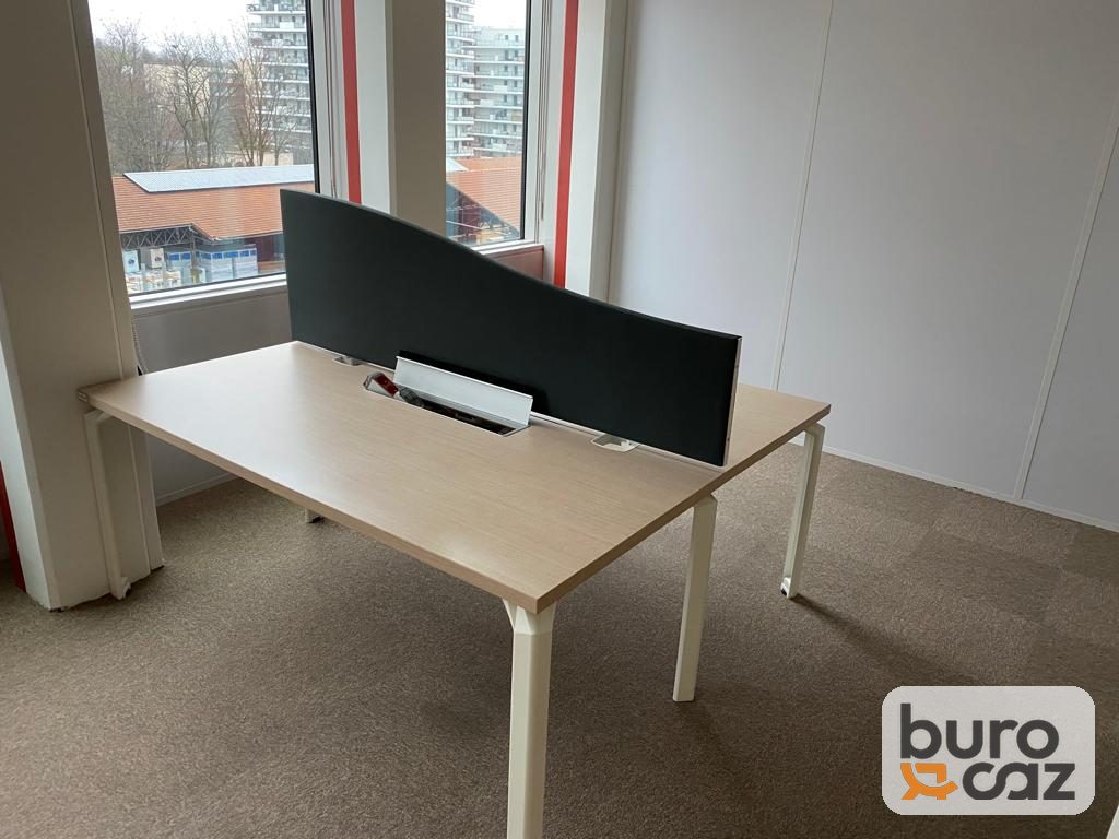 Bureau bench 2 postes face à face plateau chêne clair avec écran séparateur — photo 12
