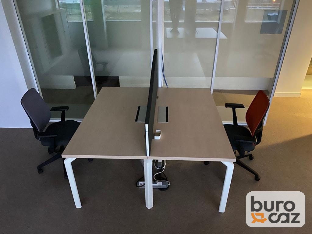 Bureau bench 2 postes face à face plateau chêne clair avec écran séparateur — photo 2