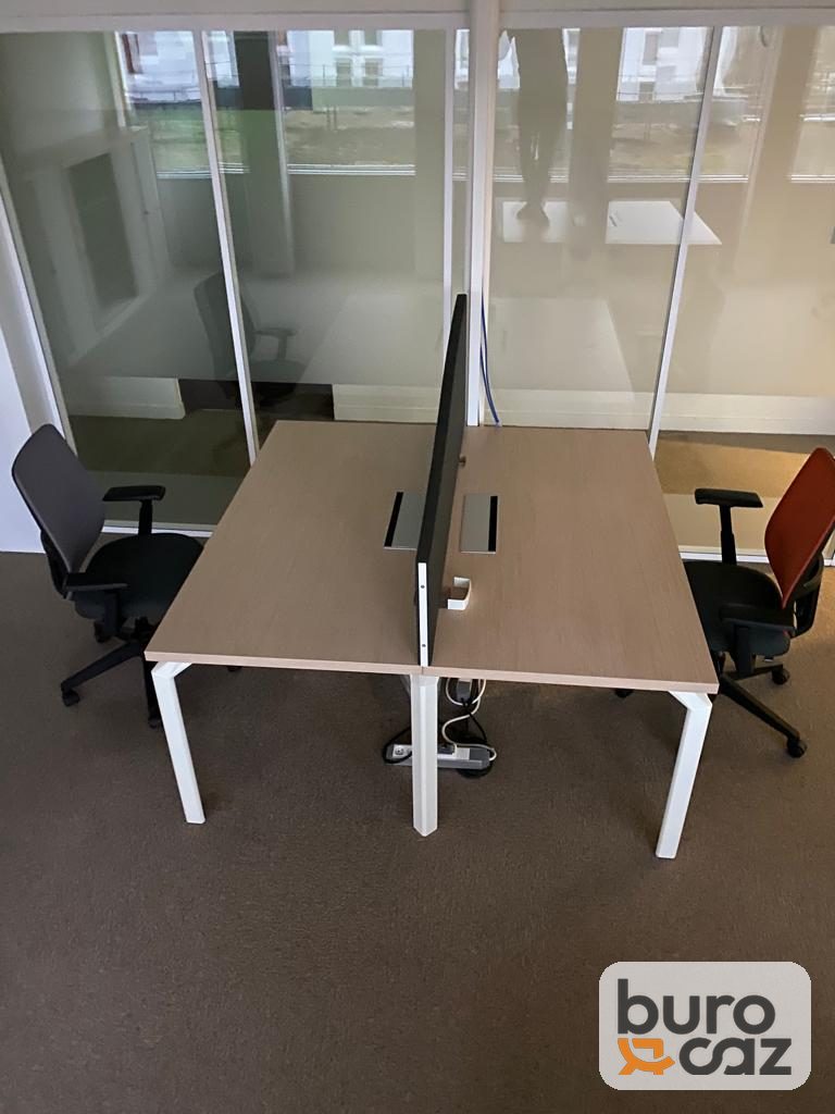 Bureau bench 2 postes face à face plateau chêne clair avec écran séparateur — photo 3