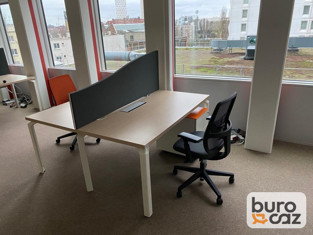 Bureau bench 2 postes face à face plateau chêne clair avec écran séparateur — photo 4