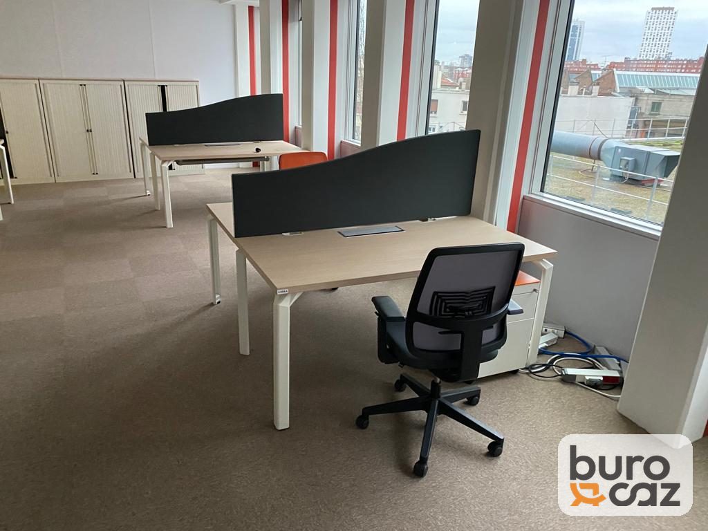 Bureau bench 2 postes face à face plateau chêne clair avec écran séparateur — photo 5