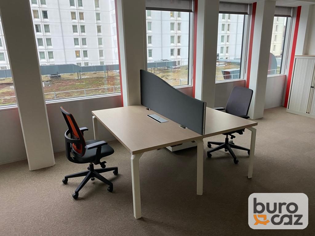 Bureau bench 2 postes face à face plateau chêne clair avec écran séparateur — photo 6