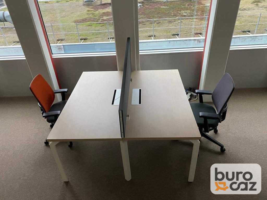 Bureau bench 2 postes face à face plateau chêne clair avec écran séparateur — photo 7