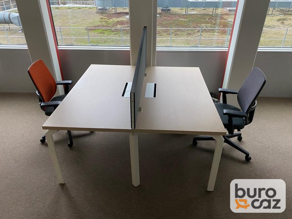 Bureau bench 2 postes face à face plateau chêne clair avec écran séparateur — photo 8